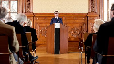 Am 7. November 2018 &uuml;berreichte Sektionschef J&uuml;rgen Meindl (im Bild) das Gro&szlig;e Ehrenzeichen f&uuml;r Verdienste um die Republik &Ouml;sterreich an Karin Kathrein und die Urkunde &uuml;ber die Verleihung des Berufstitels Professor an Stephan-Matthias Lademann.