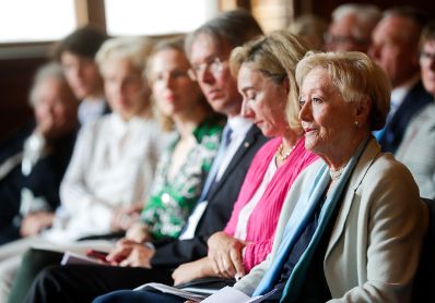 Am 7. November 2018 &uuml;berreichte Sektionschef J&uuml;rgen Meindl das Gro&szlig;e Ehrenzeichen f&uuml;r Verdienste um die Republik &Ouml;sterreich an Karin Kathrein (r.) und die Urkunde &uuml;ber die Verleihung des Berufstitels Professor an Stephan-Matthias Lademann.