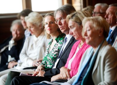 Am 7. November 2018 &uuml;berreichte Sektionschef J&uuml;rgen Meindl das Gro&szlig;e Ehrenzeichen f&uuml;r Verdienste um die Republik &Ouml;sterreich an Karin Kathrein und die Urkunde &uuml;ber die Verleihung des Berufstitels Professor an Stephan-Matthias Lademann (3.v.r.).
