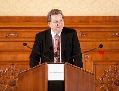 Am 7. November 2018 &uuml;berreichte Sektionschef J&uuml;rgen Meindl das Gro&szlig;e Ehrenzeichen f&uuml;r Verdienste um die Republik &Ouml;sterreich an Karin Kathrein und die Urkunde &uuml;ber die Verleihung des Berufstitels Professor an Stephan-Matthias Lademann. Im Bild der Laudator Benno Schollum.