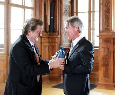 Am 7. November 2018 &uuml;berreichte Sektionschef J&uuml;rgen Meindl das Gro&szlig;e Ehrenzeichen f&uuml;r Verdienste um die Republik &Ouml;sterreich an Karin Kathrein und die Urkunde &uuml;ber die Verleihung des Berufstitels Professor an Stephan-Matthias Lademann (r.). Im Bild mit dem Laudator Benno Schollum (l.).