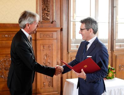 Am 7. November 2018 &uuml;berreichte Sektionschef J&uuml;rgen Meindl (r.) das Gro&szlig;e Ehrenzeichen f&uuml;r Verdienste um die Republik &Ouml;sterreich an Karin Kathrein und die Urkunde &uuml;ber die Verleihung des Berufstitels Professor an Stephan-Matthias Lademann (l.).