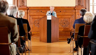 Am 7. November 2018 &uuml;berreichte Sektionschef J&uuml;rgen Meindl das Gro&szlig;e Ehrenzeichen f&uuml;r Verdienste um die Republik &Ouml;sterreich an Karin Kathrein (im Bild) und die Urkunde &uuml;ber die Verleihung des Berufstitels Professor an Stephan-Matthias Lademann.