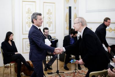 Am 22. November 2018 verlieh Sektionschef J&uuml;rgen Meindl (l.) den &Ouml;sterreichischen Staatspreis f&uuml;r Kulturpublizistik an Martin Pollack (r.).