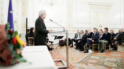 Am 22. November 2018 verlieh Sektionschef J&uuml;rgen Meindl den &Ouml;sterreichischen Staatspreis f&uuml;r Kulturpublizistik an Martin Pollack. Im Bild der Laudator Karl Markus Gau&szlig;.
