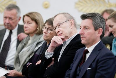 Am 22. November 2018 verlieh Sektionschef J&uuml;rgen Meindl (r.) den &Ouml;sterreichischen Staatspreis f&uuml;r Kulturpublizistik an Martin Pollack (2.v.r.).