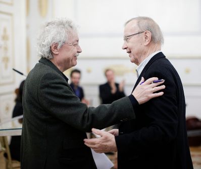 Am 22. November 2018 verlieh Sektionschef J&uuml;rgen Meindl den &Ouml;sterreichischen Staatspreis f&uuml;r Kulturpublizistik an Martin Pollack (r.). Im Bild mit dem Laudator Karl Markus Gau&szlig; (l.).