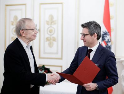 Am 22. November 2018 verlieh Sektionschef J&uuml;rgen Meindl (r.) den &Ouml;sterreichischen Staatspreis f&uuml;r Kulturpublizistik an Martin Pollack (l.).