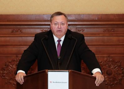 Am 26. November 2018 wurde das Gro&szlig;e Ehrenzeichen f&uuml;r Verdienste um die Republik &Ouml;sterreich an Harald Mandl (Autorenname Matthias Mander) verliehen. Im Bild Reinhold Hohengartner.