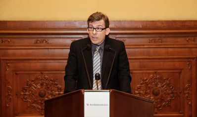 Am 26. November 2018 wurde das Gro&szlig;e Ehrenzeichen f&uuml;r Verdienste um die Republik &Ouml;sterreich an Harald Mandl (Autorenname Matthias Mander) verliehen. Im Bild der Laudator Christian Teissl.