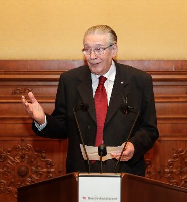 Am 26. November 2018 wurde das Gro&szlig;e Ehrenzeichen f&uuml;r Verdienste um die Republik &Ouml;sterreich an Harald Mandl (Autorenname Matthias Mander) (im Bild) verliehen.