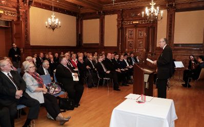 Am 26. November 2018 wurde das Gro&szlig;e Ehrenzeichen f&uuml;r Verdienste um die Republik &Ouml;sterreich an Harald Mandl (Autorenname Matthias Mander) (r.) verliehen.