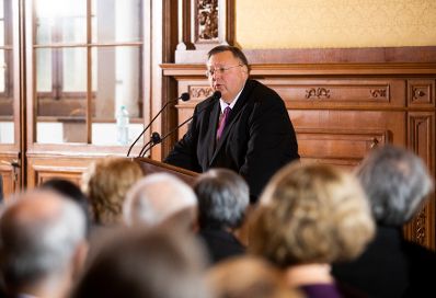 Am 26. November 2018 &uuml;berreichte Reinhold Hohengartner (im Bild) die Urkunden &uuml;ber die Verleihung des Berufstitels Professorin an Gertrude Kisser und des Berufstitels Professor an Franz Helfersdorfer.