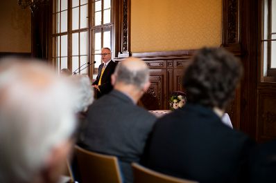 Am 26. November 2018 &uuml;berreichte Reinhold Hohengartner die Urkunden &uuml;ber die Verleihung des Berufstitels Professorin an Gertrude Kisser und des Berufstitels Professor an Franz Helfersdorfer. Im Bild der Laudator Kurt Lauermann.