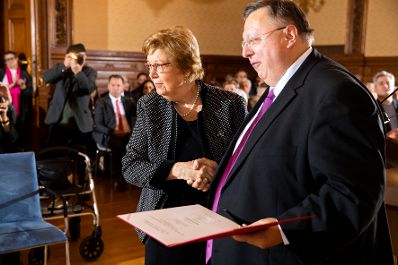 Am 26. November 2018 &uuml;berreichte Reinhold Hohengartner (r.) die Urkunden &uuml;ber die Verleihung des Berufstitels Professorin an Gertrude Kisser (l.) und des Berufstitels Professor an Franz Helfersdorfer.