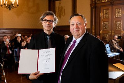 Am 26. November 2018 &uuml;berreichte Reinhold Hohengartner (r.) die Urkunden &uuml;ber die Verleihung des Berufstitels Professorin an Gertrude Kisser und des Berufstitels Professor an Franz Helfersdorfer (l.).