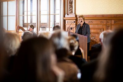 Am 26. November 2018 &uuml;berreichte Reinhold Hohengartner die Urkunden &uuml;ber die Verleihung des Berufstitels Professorin an Gertrude Kisser (im Bild) und des Berufstitels Professor an Franz Helfersdorfer.