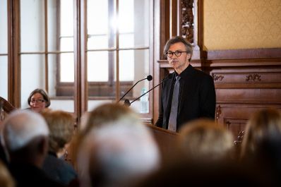 Am 26. November 2018 &uuml;berreichte Reinhold Hohengartner die Urkunden &uuml;ber die Verleihung des Berufstitels Professorin an Gertrude Kisser und des Berufstitels Professor an Franz Helfersdorfer (im Bild).