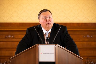 Am 3. Dezember 2018 wurden die Goldenen Ehrenzeichen f&uuml;r Verdienste um die Republik &Ouml;sterreich an Gerhard Heinz und Helmut Steubl &uuml;berreicht. Im Bild Reinhold Hohengartner bei der Begr&uuml;&szlig;ung.