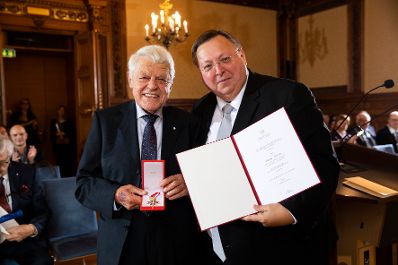 Am 3. Dezember 2018 wurden die Goldenen Ehrenzeichen f&uuml;r Verdienste um die Republik &Ouml;sterreich an Gerhard Heinz und Helmut Steubl (l.) &uuml;berreicht. Im Bild mit Reinhold Hohengartner (r.).
