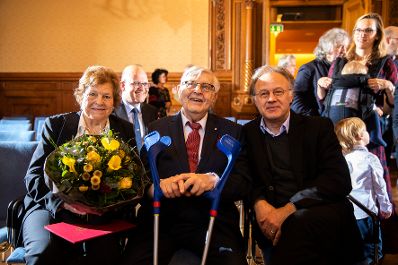 Am 3. Dezember 2018 wurden die Goldenen Ehrenzeichen f&uuml;r Verdienste um die Republik &Ouml;sterreich an Gerhard Heinz (m.) und Helmut Steubl &uuml;berreicht. Im Bild mit dem Laudator Alexander Kukelka (r.).
