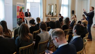 Am 3. Dezember 2018 fand die Veranstaltung &quot;Generation 2030: Together for a Good Life for Everyone&quot; im Bundeskanzleramt statt. Im Bild Sektionsleiterin D&eacute;sir&eacute;e Schweitzer (l.) und Sektionsleiter Alexander Schallenberg (r.).