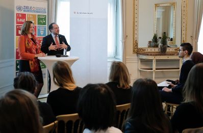 Am 3. Dezember 2018 fand die Veranstaltung &quot;Generation 2030: Together for a Good Life for Everyone&quot; im Bundeskanzleramt statt. Im Bild Sektionsleiterin D&eacute;sir&eacute;e Schweitzer (l.) und Sektionsleiter Alexander Schallenberg (r.).