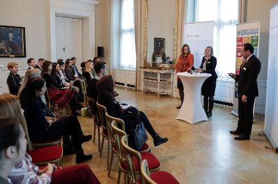 Am 3. Dezember 2018 fand die Veranstaltung &quot;Generation 2030: Together for a Good Life for Everyone&quot; im Bundeskanzleramt statt. Im Bild Sektionsleiterin D&eacute;sir&eacute;e Schweitzer (l.), die Gesch&auml;ftsf&uuml;hrerin der AG Globale Verantwortung Annelies Vilim (m.) und Sektionsleiter Alexander Schallenberg (r.).