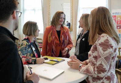 Am 3. Dezember 2018 fand die Veranstaltung &quot;Generation 2030: Together for a Good Life for Everyone&quot; im Bundeskanzleramt statt. Im Bild Sektionsleiterin D&eacute;sir&eacute;e Schweitzer (3.v.l.) und die Gesch&auml;ftsf&uuml;hrerin der AG Globale Verantwortung Annelies Vilim (2.v.r.).