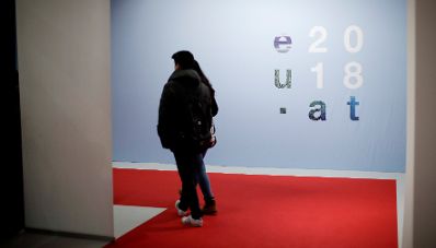 Am 19. Dezember 2018 fand eine Tag der offenen T&uuml;r im Austria Center Vienna statt zum Abschluss des EU-Ratvorsitzes. Im Bild Sch&uuml;ler bei der Besichtigung der R&auml;ume.