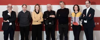 Der &ouml;sterreichische Friedrich Kiesler-Preis f&uuml;r Architektur und Kunst 2018 ging an den franz&ouml;sischen Architekten Yona Friedman. Im Bild die Jurorinnen und Juroren: Pedro Gadanho (l.), Direktor des Museum of Art, Architecture and Technology Lissabon, Rainer Fuchs (2.v.l.), Chefkurator und stellvertretender Direktor des mumok Wien, Dame Julia Peyton-Jones (3.v.l.), Senior Global Director der Galerie Thaddaeus Ropac London, Germano Celant (m.), Direktor der Prada Foundation Milan und Kurator des Solomon R. Guggenheim Museums New York sowie Angelika Fitz (2.v.r.), Direktorin des Architekturzentrums Wien. Im Bild mit Hani Rashid (3.v.r.), Pr&auml;sident der Friedrich Kiesler Stiftung und Peter Bogner (r.), Direktor der Friedrich Kiesler Stiftung.