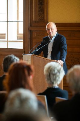 Am 22. M&auml;rz 2019 &uuml;berreichte Sektionschef J&uuml;rgen Meindl die Urkunde, mit der Lotte Ledl der Berufstitel Kammerschauspielerin verliehen wurde. Im Bild der Laudator Ernst K&ouml;pplinger.