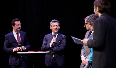 Am 4. November 2019 verlieh Sektionschef J&uuml;rgen Meindl den &Ouml;sterreichischen Buchpreis und den Deb&uuml;tpreis 2019. Im Bild (v.l.n.r.) der Pr&auml;sident des Hauptverbands des &Ouml;sterreichischen Buchhandels Benedikt F&ouml;ger, Sektionschef J&uuml;rgen Meindl, Direktor der AK Wien Christoph Klein, Moderatorin Dorothee Hartinger und Moderator Philipp Hau&szlig;.