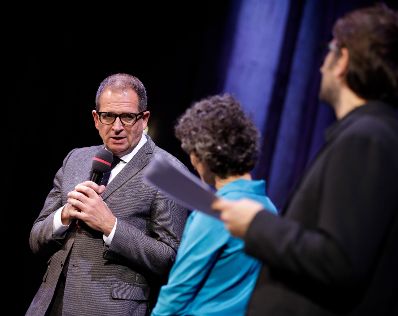 Am 4. November 2019 verlieh Sektionschef J&uuml;rgen Meindl den &Ouml;sterreichischen Buchpreis und den Deb&uuml;tpreis 2019. Im Bild (v.l.n.r.) Direktor der AK Wien Christoph Klein, Moderatorin Dorothee Hartinger und Moderator Philipp Hau&szlig;.