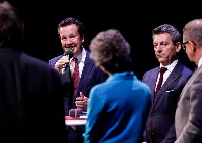 Am 4. November 2019 verlieh Sektionschef J&uuml;rgen Meindl den &Ouml;sterreichischen Buchpreis und den Deb&uuml;tpreis 2019. Im Bild (v.l.n.r.) Moderator Philipp Hau&szlig;, der Pr&auml;sident des Hauptverbands des &Ouml;sterreichischen Buchhandels Benedikt F&ouml;ger, Moderatorin Dorothee Hartinger, Sektionschef J&uuml;rgen Meindl und Direktor der AK Wien Christoph Klein.