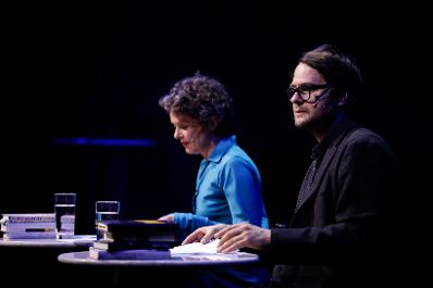 Am 4. November 2019 verlieh Sektionschef J&uuml;rgen Meindl den &Ouml;sterreichischen Buchpreis und den Deb&uuml;tpreis 2019. Im Bild Moderatorin Dorothee Hartinger (l.) und Moderator Philipp Hau&szlig; (r.).
