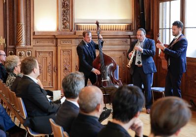 Am 11. Oktober 2019 &uuml;berreichte Sektionschef J&uuml;rgen Meindl den &Ouml;sterreichischen Staatspreis f&uuml;r k&uuml;nstlerische Fotografie an Seiichi Furuya.