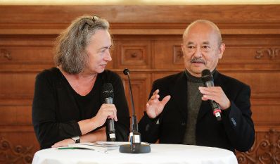 Am 11. Oktober 2019 &uuml;berreichte Sektionschef J&uuml;rgen Meindl den &Ouml;sterreichischen Staatspreis f&uuml;r k&uuml;nstlerische Fotografie an Seiichi Furuya. Im Bild Kunsthistorikerin Monika Faber (l.) im Gespr&auml;ch mit Seiichi Furuya (r.).
