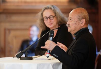 Am 11. Oktober 2019 &uuml;berreichte Sektionschef J&uuml;rgen Meindl den &Ouml;sterreichischen Staatspreis f&uuml;r k&uuml;nstlerische Fotografie an Seiichi Furuya. Im Bild Kunsthistorikerin Monika Faber (l.) im Gespr&auml;ch mit Seiichi Furuya (r.).