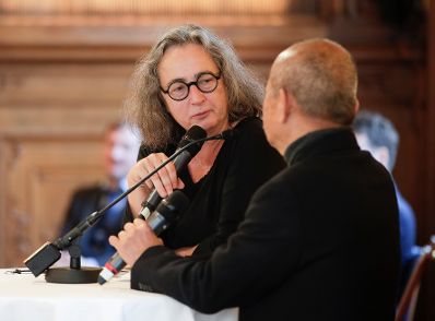 Am 11. Oktober 2019 &uuml;berreichte Sektionschef J&uuml;rgen Meindl den &Ouml;sterreichischen Staatspreis f&uuml;r k&uuml;nstlerische Fotografie an Seiichi Furuya. Im Bild Kunsthistorikerin Monika Faber (l.) im Gespr&auml;ch mit Seiichi Furuya.