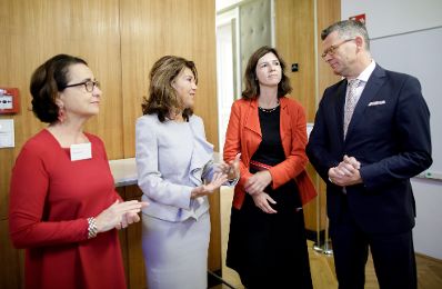 Am 11. Oktober 2019 nahm Bundeskanzlerin Brigitte Bierlein an dem Treffen der deutschsprachigen Ethikkommissionen zum Thema &quot;Desinformation in der Medizin&quot; teil.