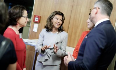 Am 11. Oktober 2019 nahm Bundeskanzlerin Brigitte Bierlein an dem Treffen der deutschsprachigen Ethikkommissionen zum Thema &quot;Desinformation in der Medizin&quot; teil.