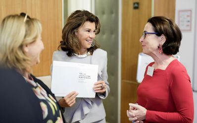 Am 11. Oktober 2019 nahm Bundeskanzlerin Brigitte Bierlein (m.) an dem Treffen der deutschsprachigen Ethikkommissionen zum Thema &quot;Desinformation in der Medizin&quot; teil. Im Bild mit der Vorsitzenden der Bioethikkommission, Christiane Druml (r.).