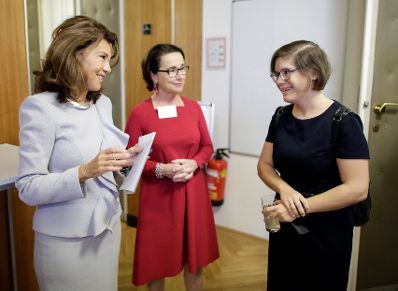 Am 11. Oktober 2019 nahm Bundeskanzlerin Brigitte Bierlein (l.) an dem Treffen der deutschsprachigen Ethikkommissionen zum Thema &quot;Desinformation in der Medizin&quot; teil. Im Bild mit der Vorsitzenden der Bioethikkommission, Christiane Druml (m.) und Keynote Speakerin, Ingrid Brodnig (r.).