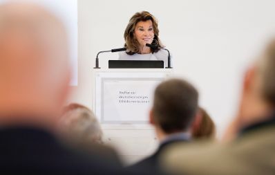 Am 11. Oktober 2019 nahm Bundeskanzlerin Brigitte Bierlein (im Bild) an dem Treffen der deutschsprachigen Ethikkommissionen zum Thema &quot;Desinformation in der Medizin&quot; teil.