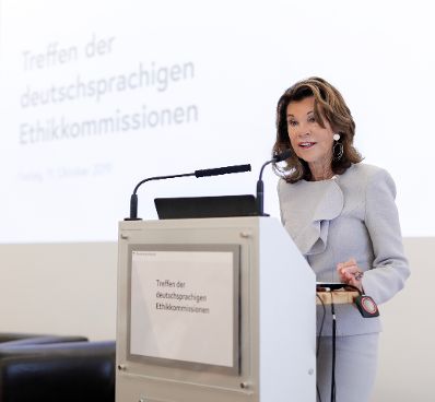 Am 11. Oktober 2019 nahm Bundeskanzlerin Brigitte Bierlein (im Bild) an dem Treffen der deutschsprachigen Ethikkommissionen zum Thema &quot;Desinformation in der Medizin&quot; teil.