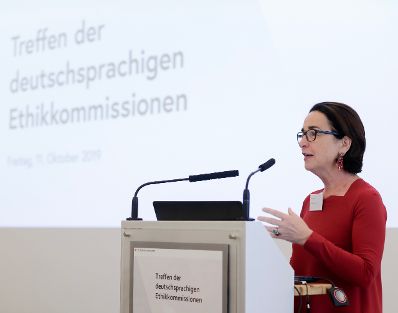 Am 11. Oktober 2019 nahm Bundeskanzlerin Brigitte Bierlein an dem Treffen der deutschsprachigen Ethikkommissionen zum Thema &quot;Desinformation in der Medizin&quot; teil. Im Bild die Vorsitzende der Bioethikkommission, Christiane Druml.