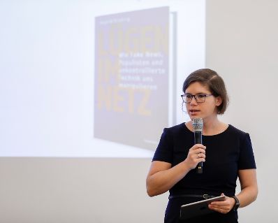 Am 11. Oktober 2019 nahm Bundeskanzlerin Brigitte Bierlein an dem Treffen der deutschsprachigen Ethikkommissionen zum Thema &quot;Desinformation in der Medizin&quot; teil. Im Bild die Keynote Speakerin, Ingrid Brodnig.