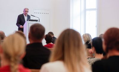 Am 11. Oktober 2019 nahm Bundeskanzlerin Brigitte Bierlein an dem Treffen der deutschsprachigen Ethikkommissionen zum Thema &quot;Desinformation in der Medizin&quot; teil. Im Bild Ludwig Kaspar von der Bioethikkommission.