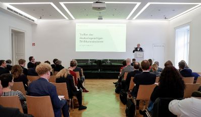 Am 11. Oktober 2019 nahm Bundeskanzlerin Brigitte Bierlein an dem Treffen der deutschsprachigen Ethikkommissionen zum Thema &quot;Desinformation in der Medizin&quot; teil.